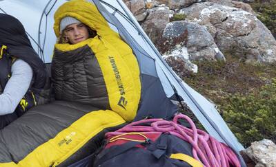 A camper nice and cozy thanks to a sea to summit down sleeping bag